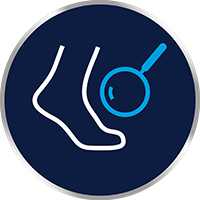 Undersök fötterna, även huden mellan tårna, noga varje dag