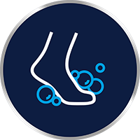 Tvätta fötterna noga med vatten och en pH-neutral tvål